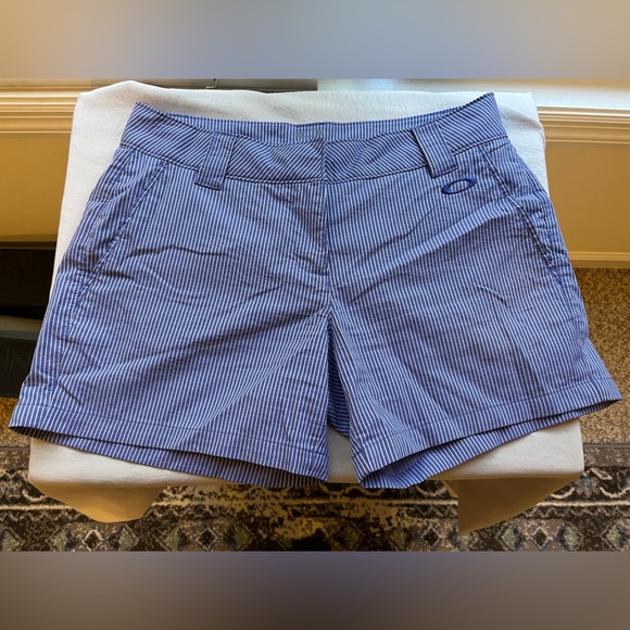 Oakley Women's Blue Back Nine Seersucker Striped Golf 5"‎ Shorts size 6​ - Picture 2 of 7